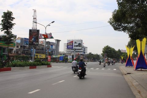 Trụ quảng cáo 1 mặt độc lập tại mũi tàu Nguyễn Ái Quốc - Phạm Văn Thuận