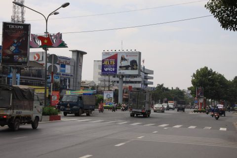 Trụ quảng cáo 1 mặt độc lập tại mũi tàu Nguyễn Ái Quốc - Phạm Văn Thuận