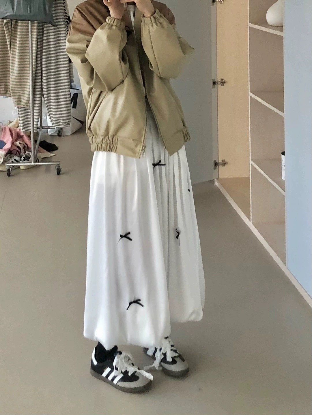  Váy bí dáng dài Kill System màu trắng, đen đính nơ Asa chất lụa tằm 