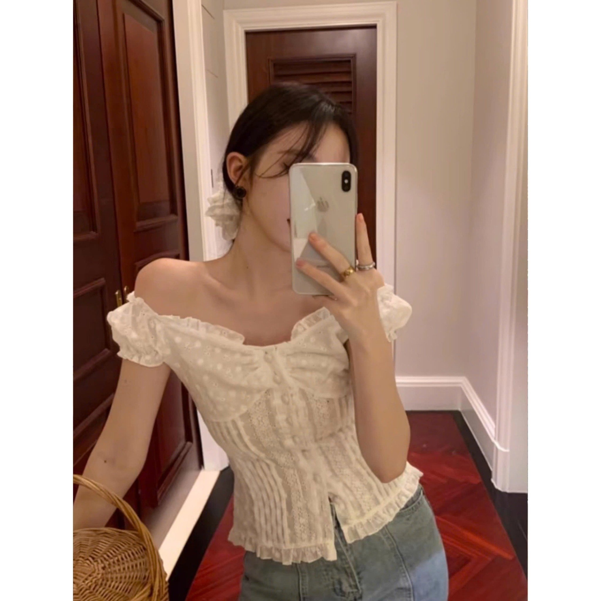  Áo trễ vai tay phồng phối ren Nayeon 