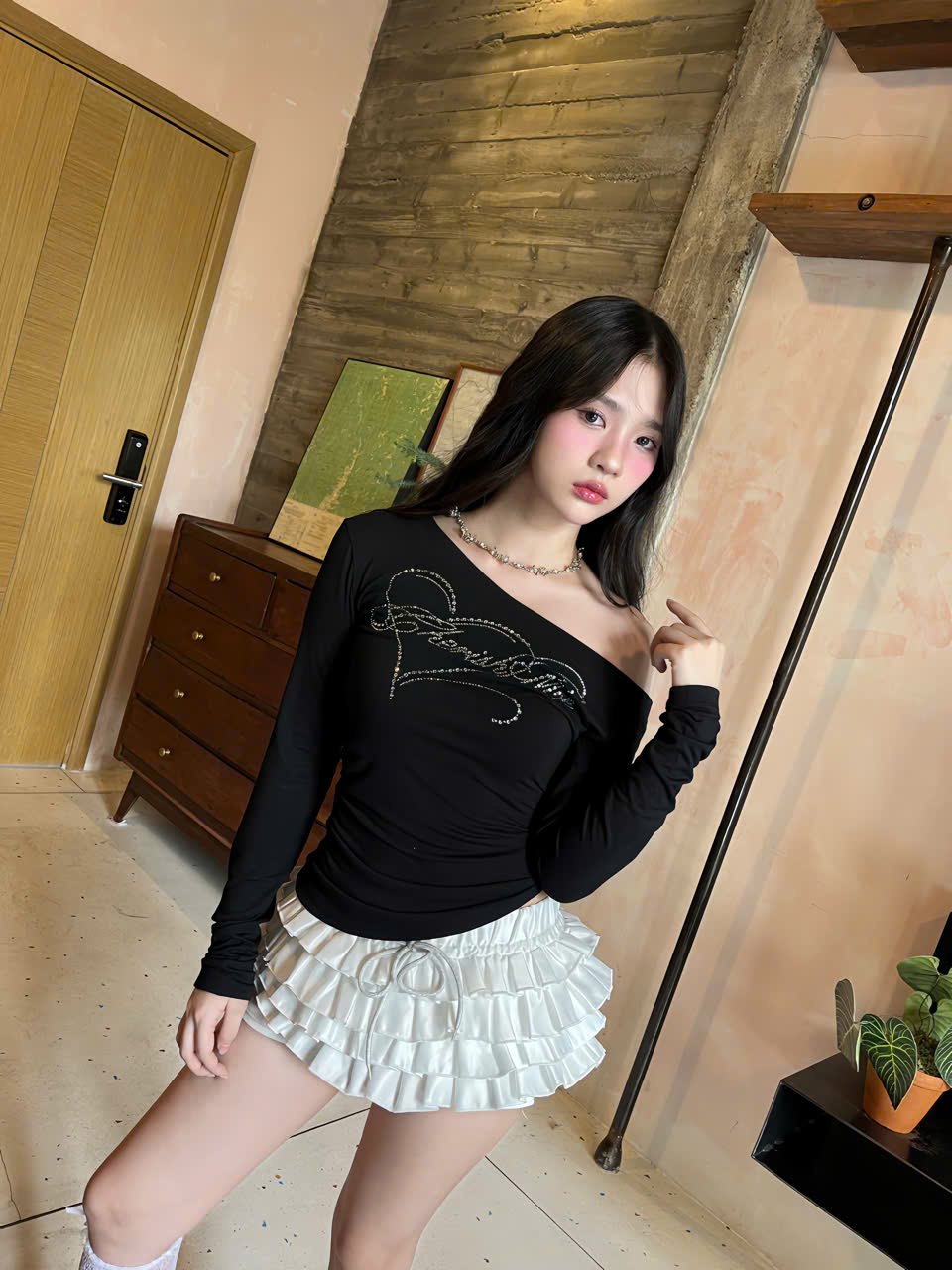  Áo thun trễ vai tay dài Cherist Me đính đá họa tiết 
