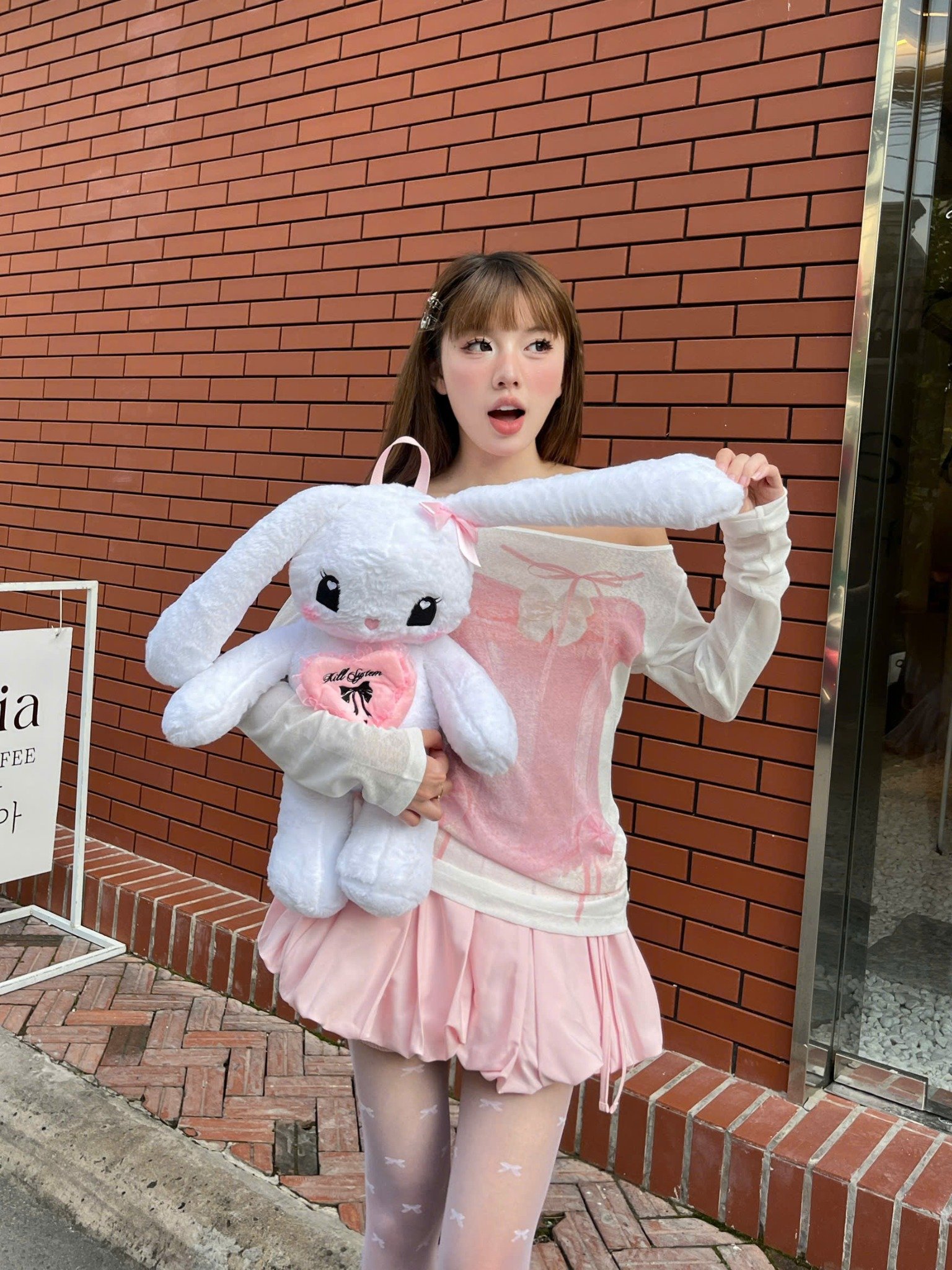  Balo gấu bông Jennie Babe hình thỏ trắng trái tim dây quai đeo Kill System 