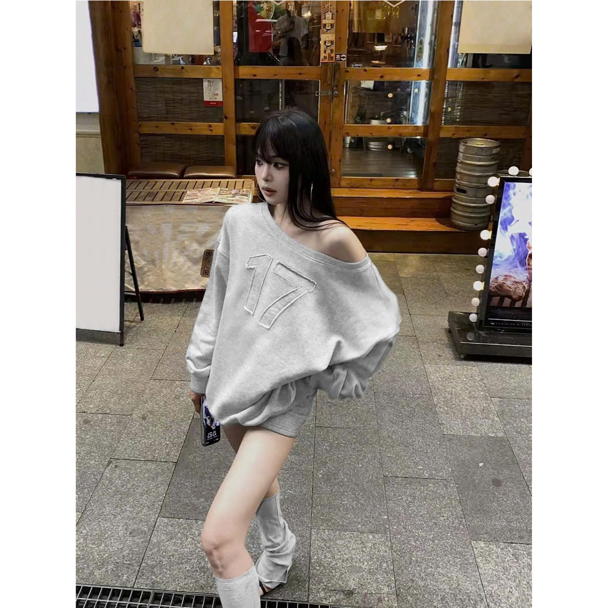  Áo sweater nỉ bông lệch vai 17 Seventeen hình may nổi killsystem 