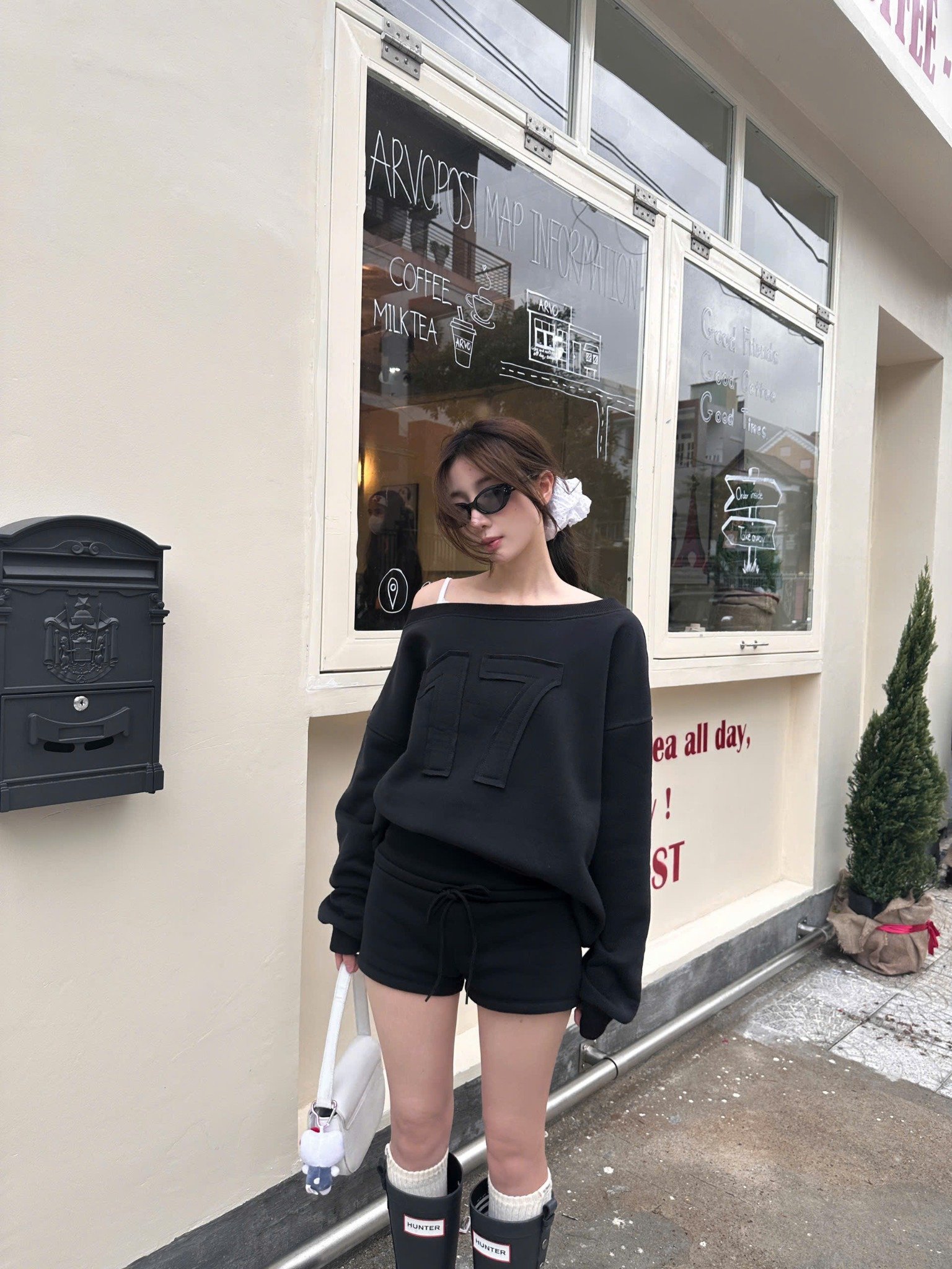  Áo sweater nỉ bông lệch vai 17 Seventeen hình may nổi killsystem 
