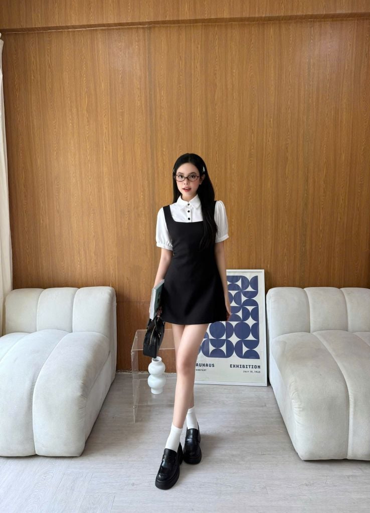  Set yếm váy kèm áo sơ mi tay phồng Suri dáng ngắn Kill System 