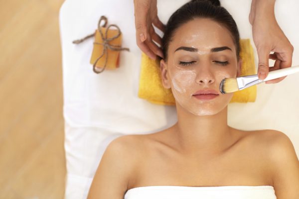 Cách Quét Mặt Nạ Bột Sắn Dây Trứng Gà