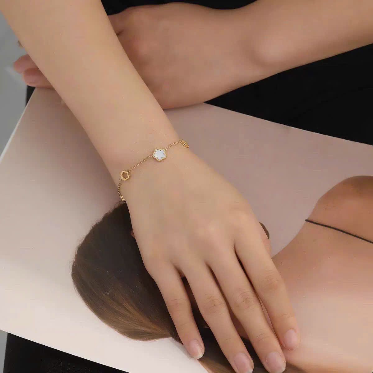  Lắc tay titan Hoa xà cừ 