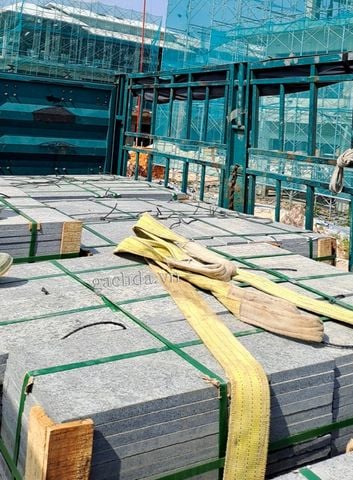 Đá lát sân vườn đen lông chuột 30x60x2cm khò nhám