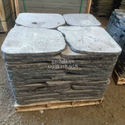 Đá rối tổ ong xám quay cạnh lát sân