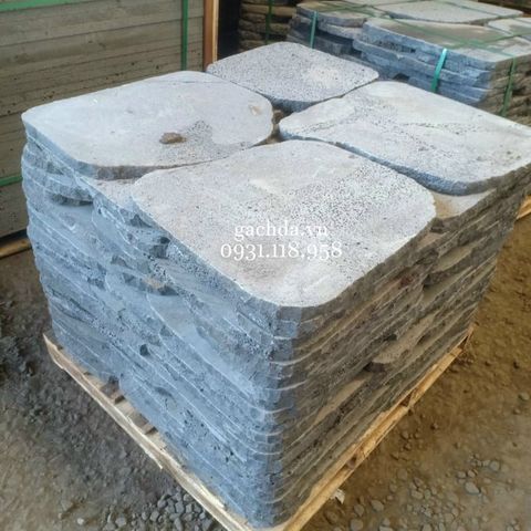 Đá rối tổ ong xám quay cạnh lát sân