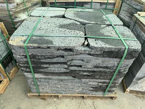 Đá rối tổ ong xám quay cạnh lát sân