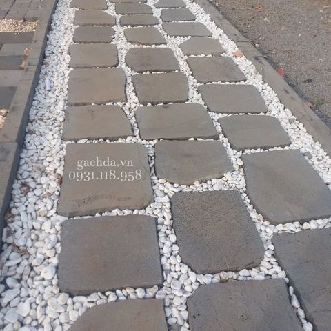 Đá rối tổ ong xám quay cạnh lát sân