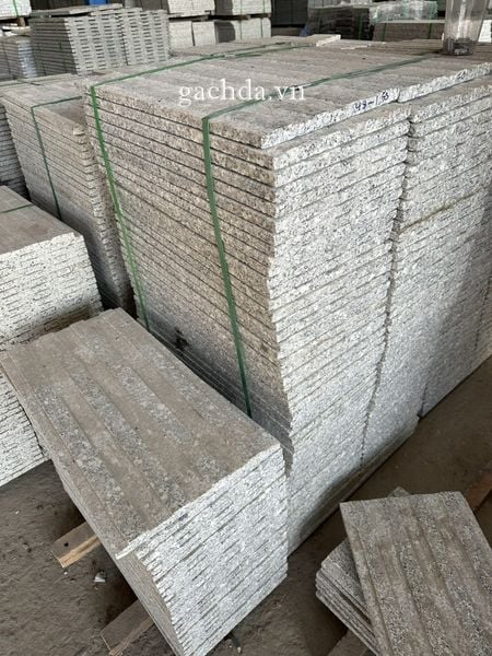 Đá lát sân trắng suối lau 30x60x1.8cm thô dẫn hướng
