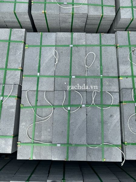 Đá lát sân vườn đen lông chuột 30x60x2cm thô mờ