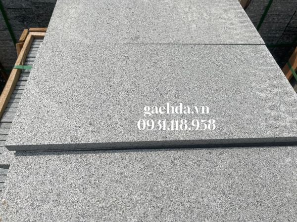 Đá lát sân vườn đen lông chuột 30x60x2cm khò nhám