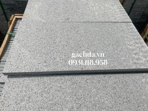 Đá lát sân vườn đen lông chuột 30x60x2cm khò nhám