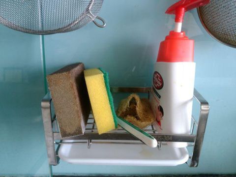 Kệ để đồ rửa bát có khay nhựa dán tường inox 304 Hobby Home Decor KRC1