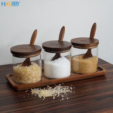Combo 3 hủ gia vị thủy tinh kèm khay muỗng Hobby Home Decor HGV3D bằng gỗ keo - dung tích mỗi lọ 280ml
