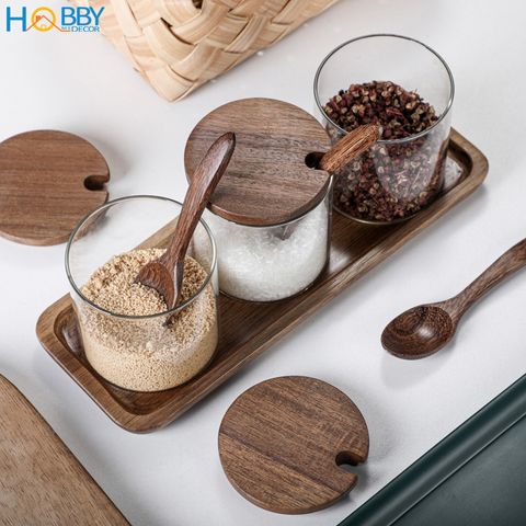 Combo 3 hủ gia vị thủy tinh kèm khay muỗng Hobby Home Decor HGV3D bằng gỗ keo - dung tích mỗi lọ 280ml