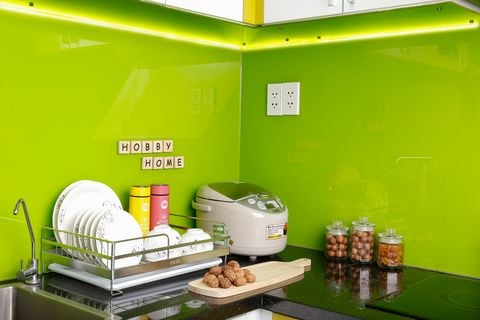 Kệ để chén bát inox 304 có khay nhựa ống đũa Hobby Home Decor KC1