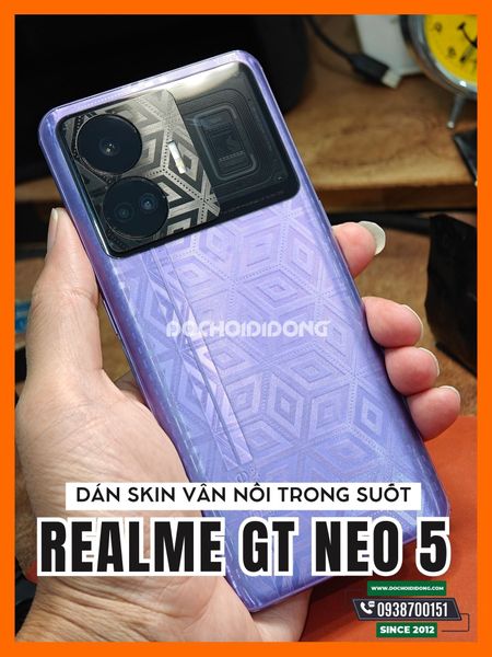 van-1-mieng-dan-skin-van-noi-trong-suot-bao-ve-mat-lung-realme-gt-neo-5