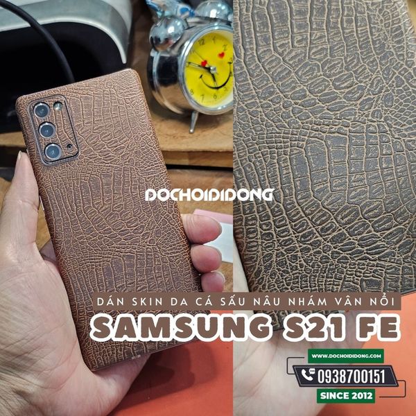 mieng-dan-skin-da-ca-sau-nau-nham-van-noi-khong-vien-mat-lung-samsung-galaxy-s21-fe
