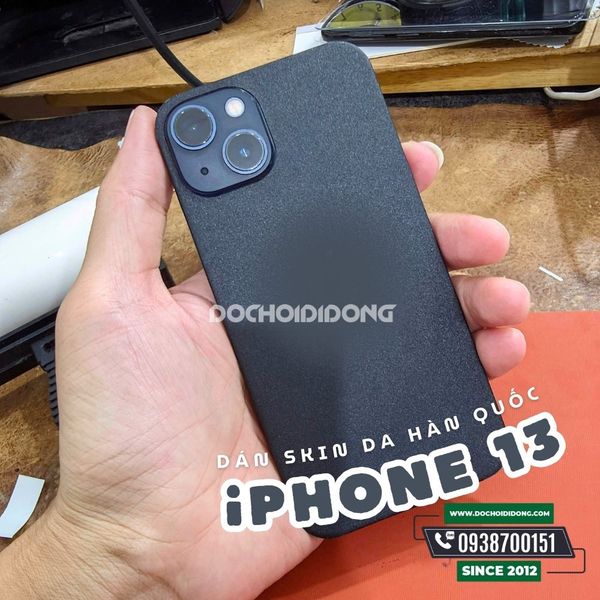 mieng-dan-skin-nham-cho-mat-lung-iphone-13-mau-den-cao-cap-han-quoc