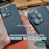 dan-skin-carbon-den-bao-ve-mat-lung-iphone-15-pro-max