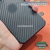 dan-skin-carbon-den-bao-ve-mat-lung-iphone-15-pro-max