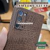 mieng-dan-skin-da-ca-sau-nau-nham-van-noi-khong-vien-mat-lung-samsung-galaxy-s21-fe
