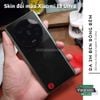 dan-skin-doi-mau-trang-tri-mat-lung-xiaomi-13-ultra