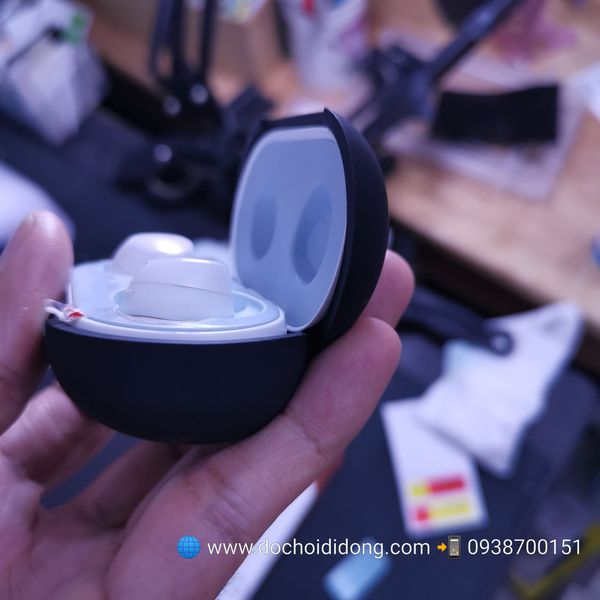 hop-dung-tai-nghe-samsung-galaxy-buds-silicon-co-moc-deo