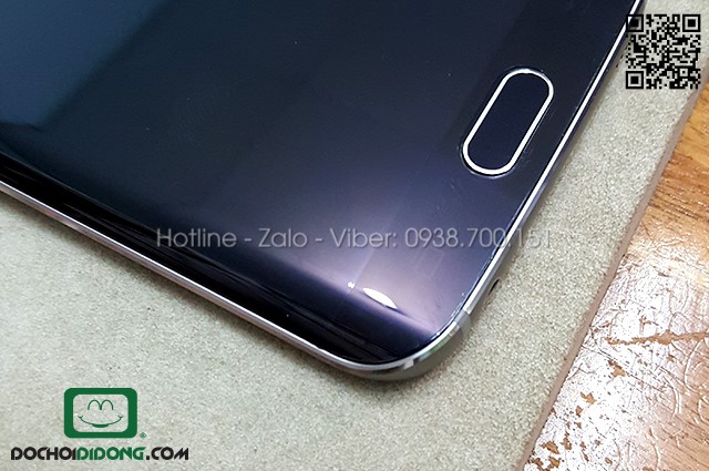 Hình ảnh thực tế trong lúc dán máy Samsung S6 Edge của khách hàng