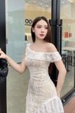 Đầm ôm ren hoa nổi lệch vai tà xéo dáng midi