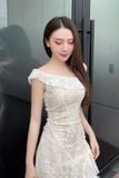 Đầm ôm ren hoa nổi lệch vai tà xéo dáng midi