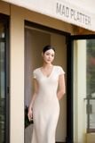 Đầm ôm lụa cổ V dáng midi