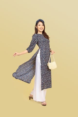 Áo dài ôm lụa in hoa nhí nền xanh đen