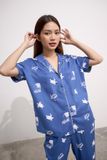 Bộ pyjama dài suông lụa in họa tiết nền xanh dương tay ngắn