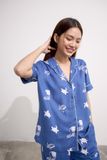 Bộ pyjama dài suông lụa in họa tiết nền xanh dương tay ngắn