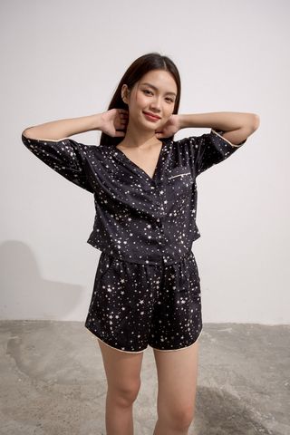 Bộ pyjama ngắn suông lụa phi in họa tiết sao nền đen tay lửng