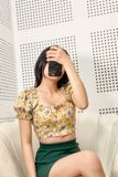 Áo croptop ôm lụa in hoa tay phồng