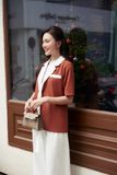 Áo blazer suông tuyết nhung phối cổ trắng kiểu