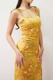 Đầm 2 dây ôm lụa in hoa nền vàng xẻ tà