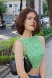 Áo croptop ôm lụa hoạ tiết xanh lá không tay cột nơ sau