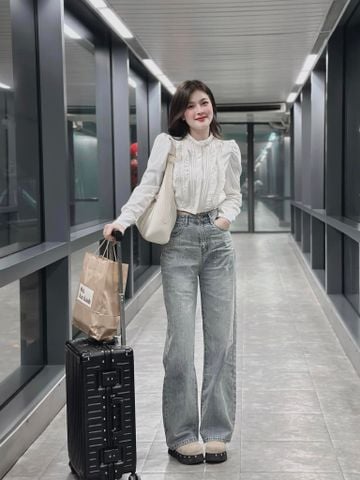 Quần jean ống suông đính đá trang trí