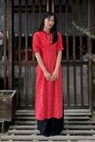 Áo dài ôm lụa in hoa nhí nền đỏ tay phồng ngắn phối nơ cổ
