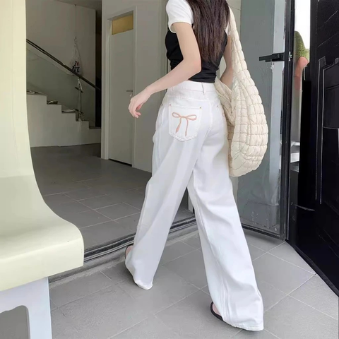 Quần kaki trắng suông thêu nơ trang trí sau