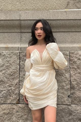 Đầm ôm voan tơ kem vàng không vai phối nhún