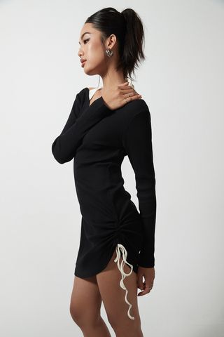 Đầm ôm thun gân cổ phối dây rút