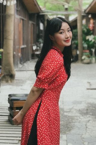 Áo dài ôm lụa in hoa nhí nền đỏ tay phồng ngắn phối nơ cổ